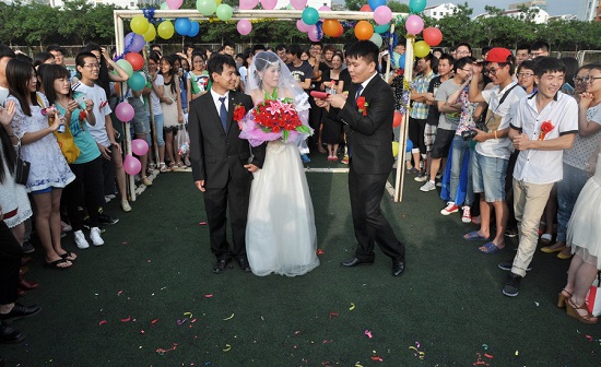 大學(xué)生畢業(yè)前操場辦婚禮