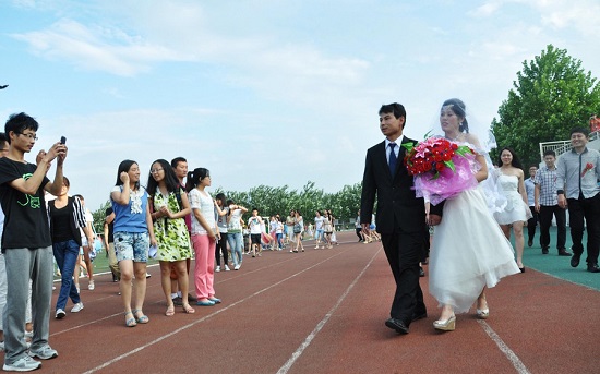 山東齊魯工業(yè)大學(xué)大學(xué)生畢業(yè)前操場辦婚禮