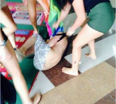 疑為小三女子被扒光群毆