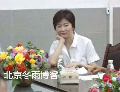 林青霞現(xiàn)身中學(xué)做演講秀書法