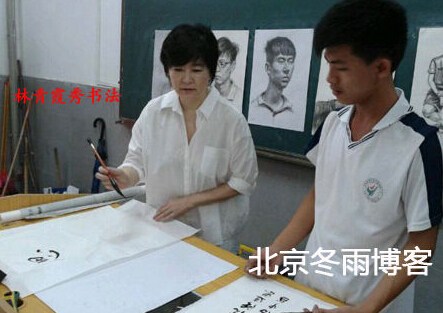 林青霞現(xiàn)身中學(xué)做演講秀書法