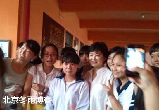 林青霞現(xiàn)身中學(xué)做演講秀書法