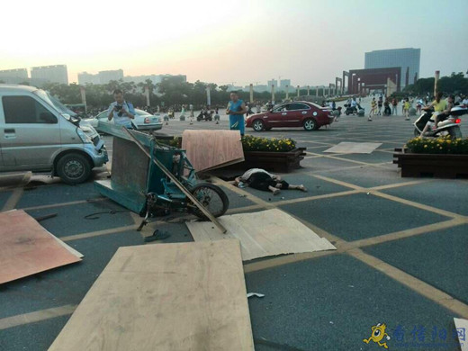 信陽(yáng)面包車與三輪車相撞