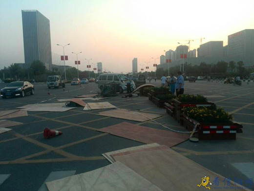 百花會(huì)展中心門口車禍