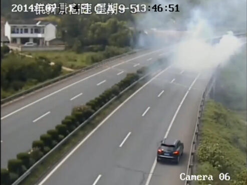 杭新景高速客車冒煙后繼續行走十公里