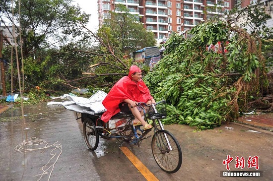 廣西臺風(fēng)過后街頭一片狼藉