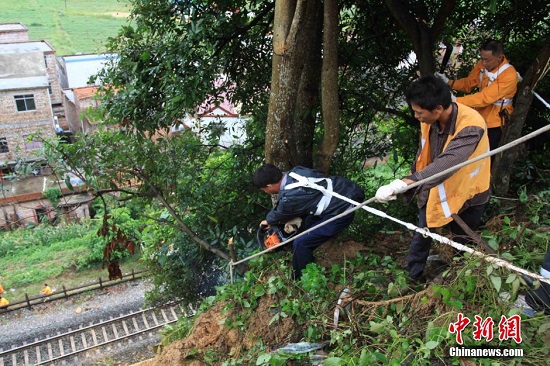 廣西臺風(fēng)過后街頭一片狼藉