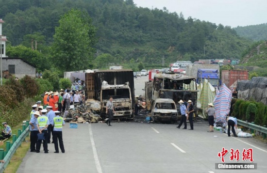 大巴與運(yùn)酒精貨車相撞爆燃