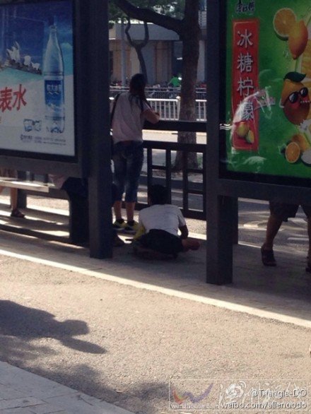 摸腿乞丐再現寧波公交站 專鉆女孩子裙底摸大腿