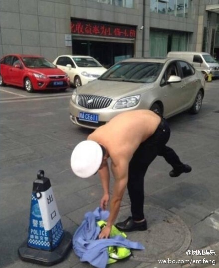 交警脫衣罵人秀身材