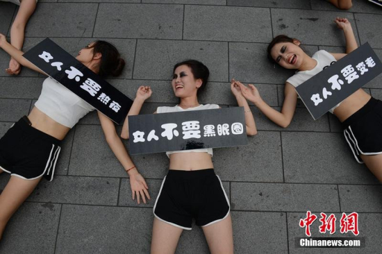 成都春熙路美女集體倒地