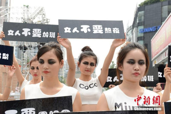 成都春熙路美女集體倒地