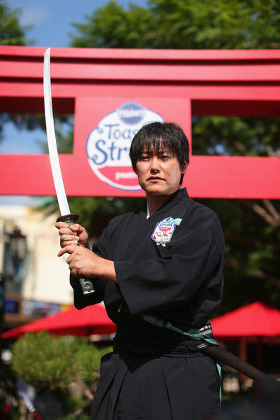 日本劍術(shù)高手町井勛表演快刀斬水果