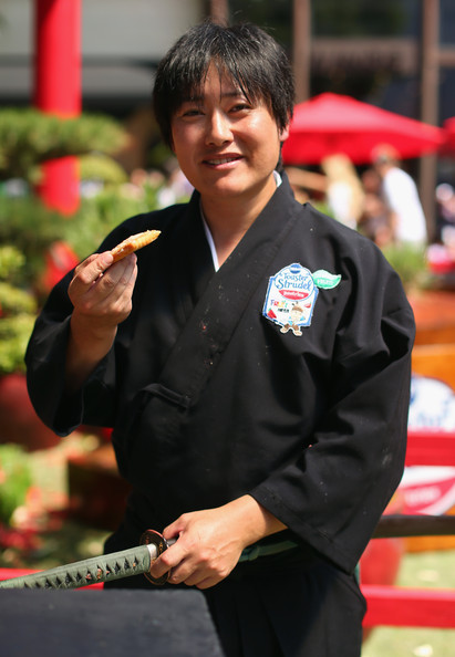 日本劍術(shù)高手町井勛表演快刀斬水果
