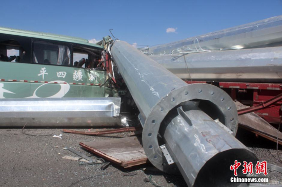 新疆客車車禍13人死亡