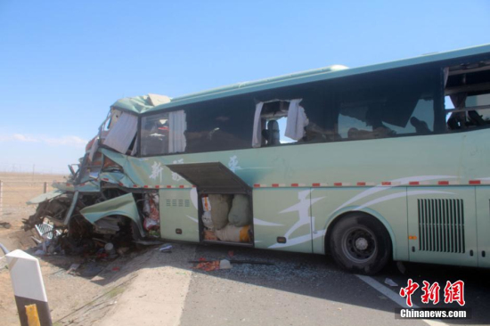 新疆客車車禍13人死亡