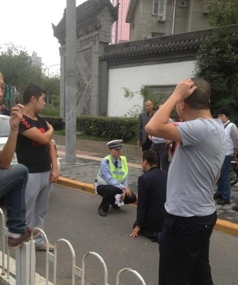 殘疾摩的司機向交警下跪求情