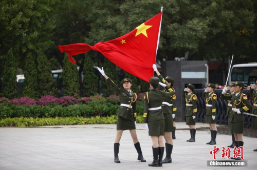 高校女生國旗護(hù)衛(wèi)隊舉行閱兵