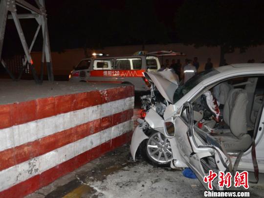 白色轎車車頭已經(jīng)變形
