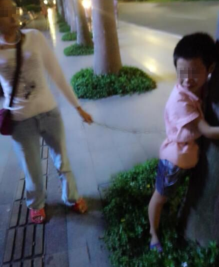 珠海一女子用鐵鏈拖行兒子