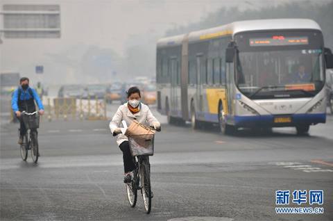 北京重度霧霾市民騎車出行