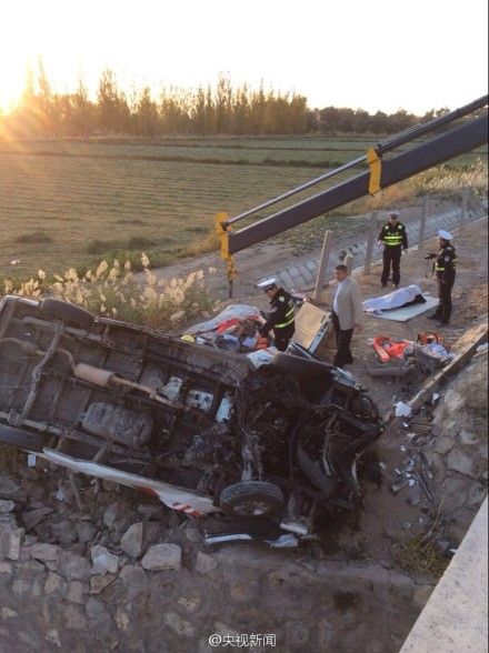 救護(hù)車(chē)側(cè)翻致5死3傷