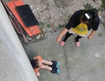 網(wǎng)曝女子打小孩用木條瘋狂抽打