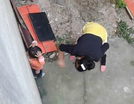 網(wǎng)曝女子打小孩用木條瘋狂抽打