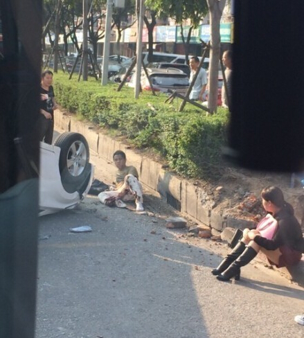 女子穿高跟鞋開車把路邊男子腳掌撞斷