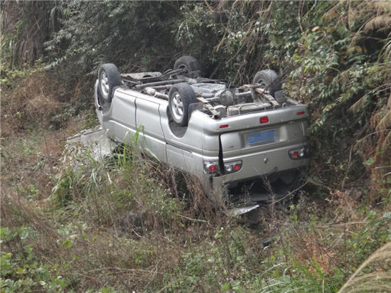 一輛7座翻下山