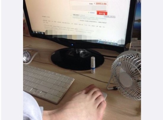 網(wǎng)購(gòu)第一腳男子用腳下單