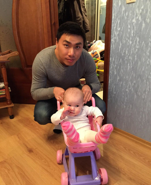 學渣逆襲娶18歲烏克蘭美女結(jié)婚生子