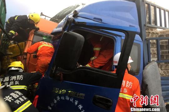河南許昌蘭南高速車禍