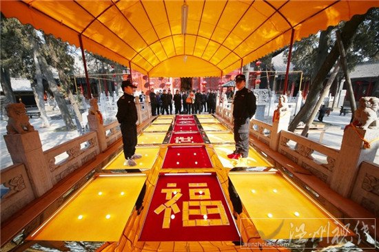 市民紛紛來(lái)黃金大道踩金祈福