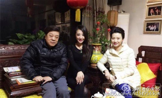 趙忠祥與朋友在豪宅內(nèi)聚餐