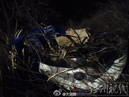 大巴墜崖時車上載有33人