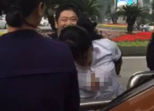 女子自解衣扣稱交警非禮