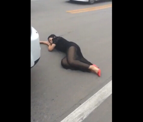 碰瓷女猛撞路虎車