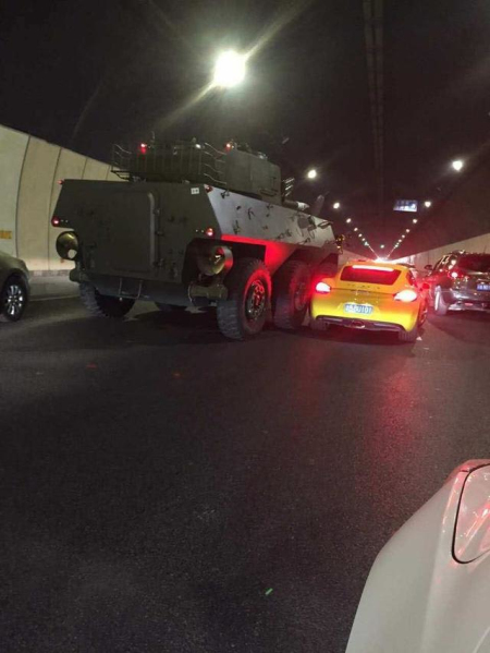 保時捷撞上裝甲車一幕