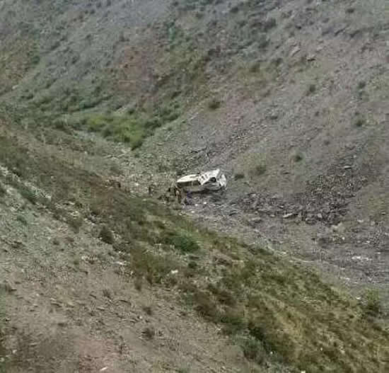 貢嘎客車墜入山崖