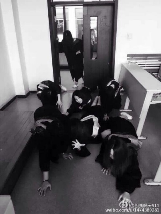 女鬼畢業照
