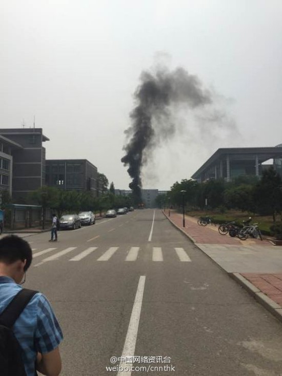 山東泰安醫(yī)學院校園游覽車起火