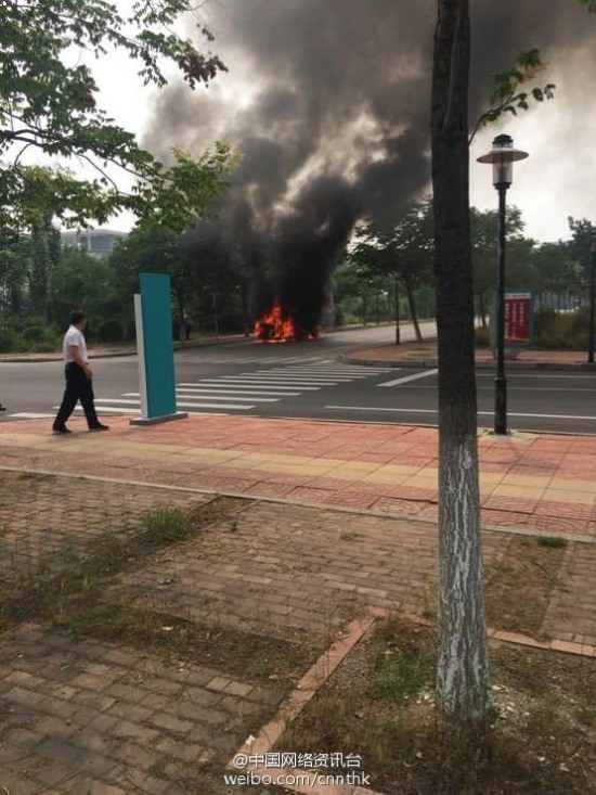 山東泰安醫(yī)學院校園游覽車起火