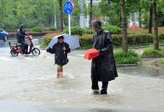 江蘇揚(yáng)州遭遇暴雨：揚(yáng)州暴雨公路撈魚。