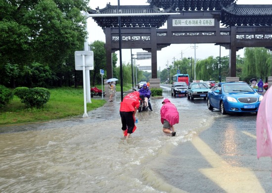 江蘇揚州遭遇暴雨