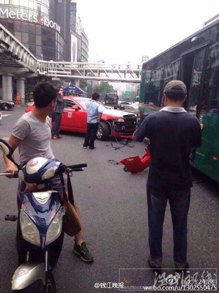 鳥叔坐勞斯萊斯發生車禍