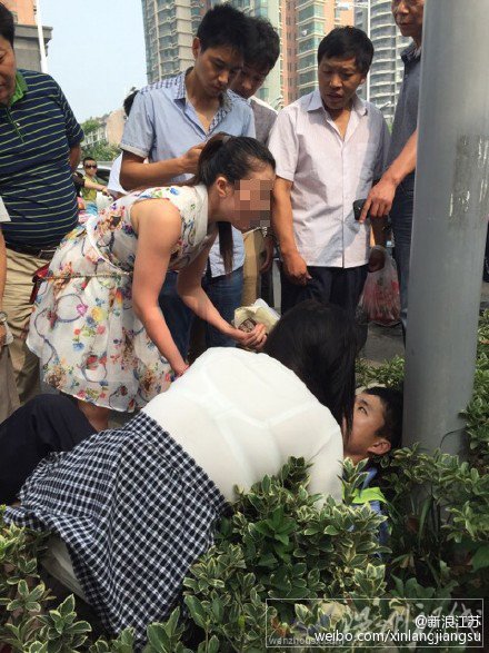 女子撕扯交警褲子