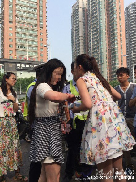兩名女子將交警按到