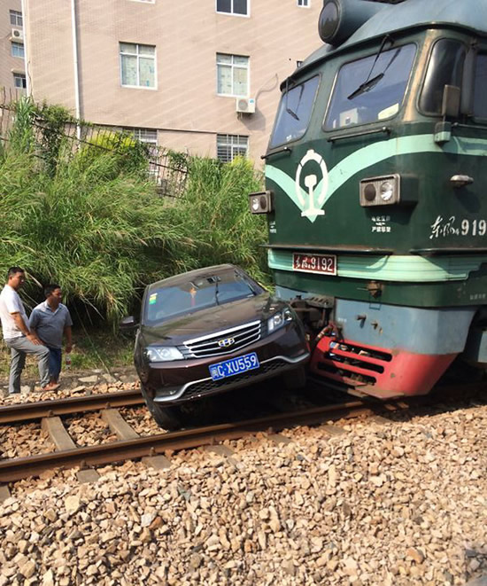 泉州火車撞上汽車