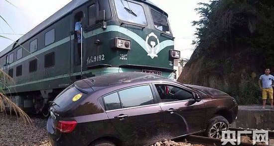 泉州火車撞上汽車